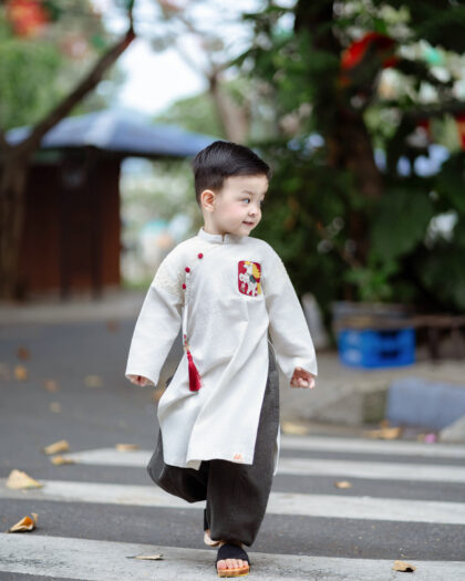 ao-dai-be-trai-bach-ma-du-xuan
